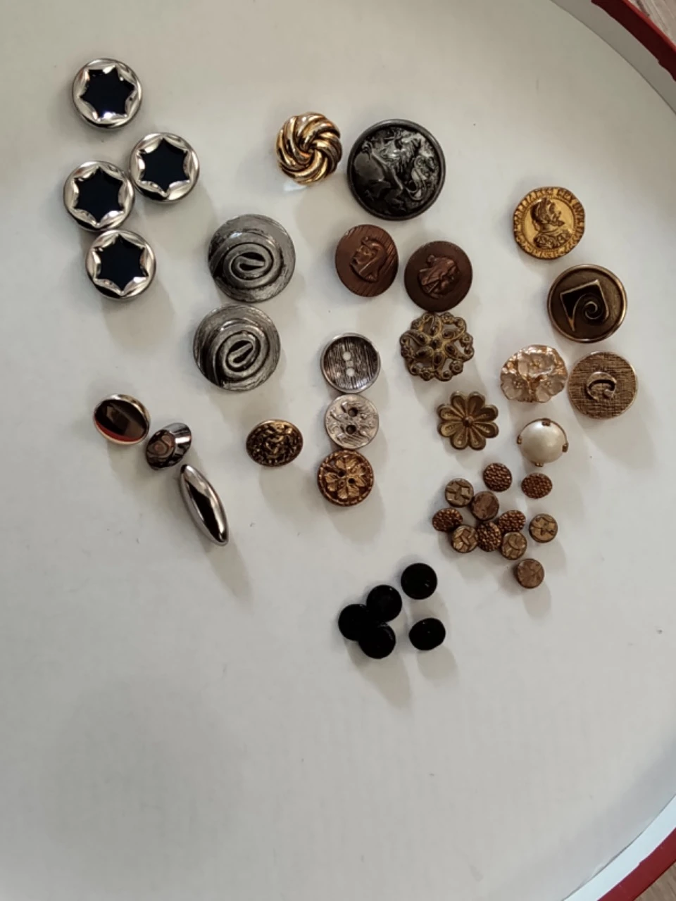 Lot boutons anciens en métal